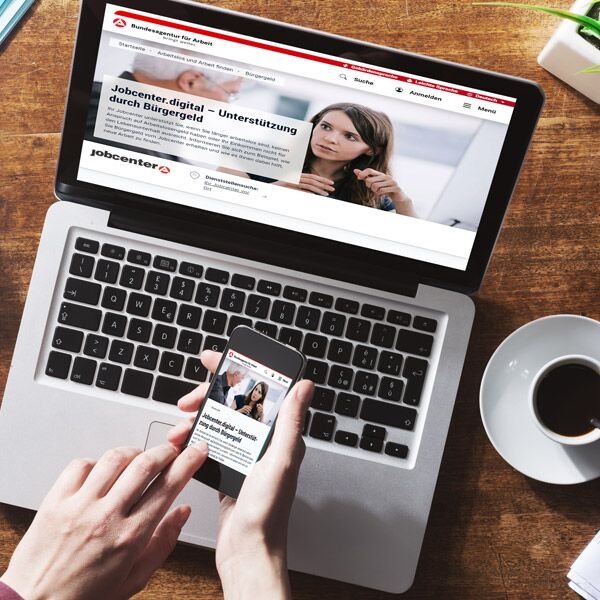 Jobcenter Digital darstellung auf einem Laptop und ein Handy