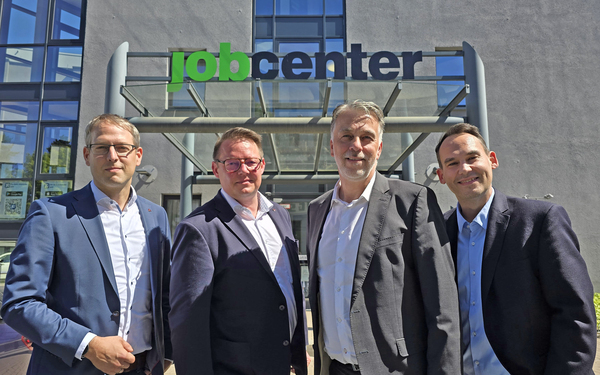 Ulrich Nehring (2.v.r.) ist der Geschäftsführer des Jobcenters Hildesheim. Die Bereichsleiter von links nach rechts: Corvin Osterloh – Zentrale Dienste, Recht und Finanzen. Stephan Preine – Markt und Integration. Sebastian Beer – Leistungsgewährung.
